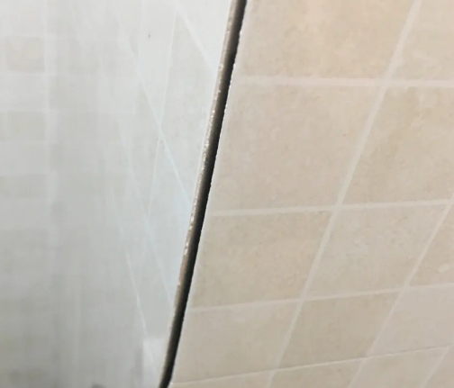 兴化瓷砖空鼓维修公司分享阳台瓷砖脱落的修复过程可以分为以下几个步骤