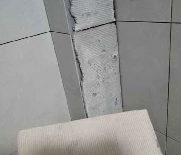 兴化瓷砖空鼓维修公司分享下厨房瓷砖脱落的补救措施。